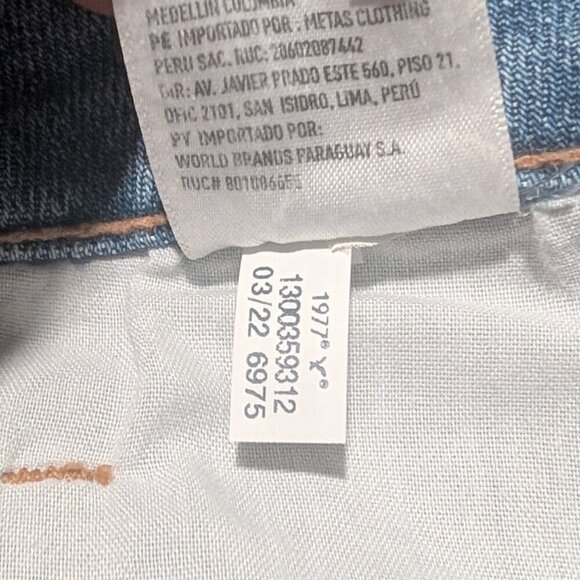 (Flaws) NWT AE | Distressed Mom Shorts in light blue - Picture 14 of 16